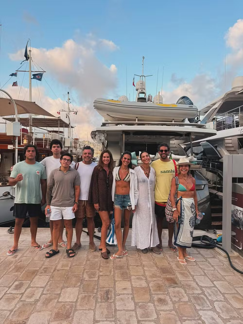 Ivete Sangalo posa com namorado e família durante férias na Europa 48 image