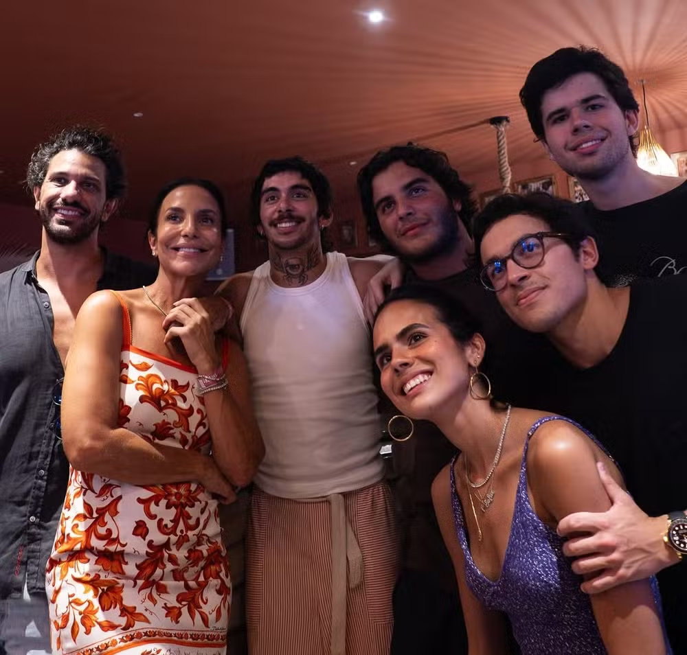 Ivete Sangalo posa com namorado e família durante férias na Europa 49 image