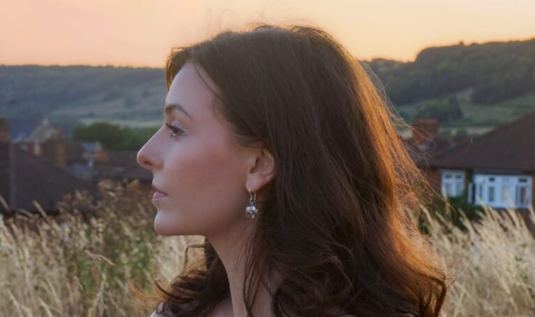 Jessica Milne transforma superação em "Strawberry Moon", single inspirado na esperança e nos recomeços 49 prod track files 1859163 extra pictures Jessica Milne