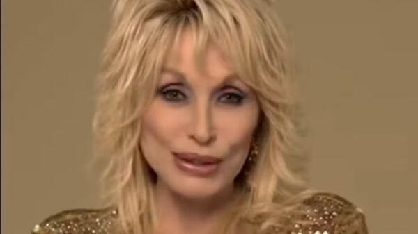 Em último vídeo, Dolly Parton convidou público para exposição sobre sua vida; assista 1 ultimo video dolly parton