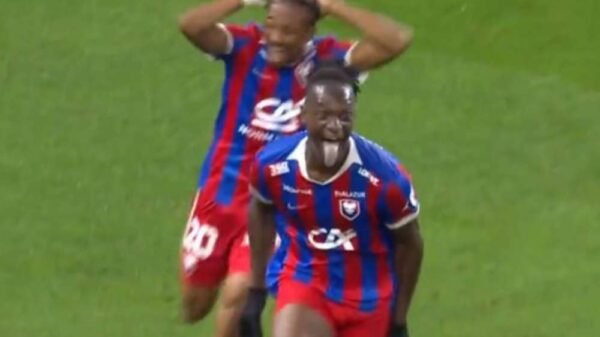 Jogador faz dois gols em três minutos e abaixa o calção durante comemoração