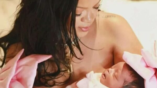 Rihanna encanta fãs ao compartilhar fotos raras da filha caçula em seu primeiro aniversário 1 Rihanna encanta fãs ao compartilhar fotos raras da filha caçula em seu primeiro aniversário