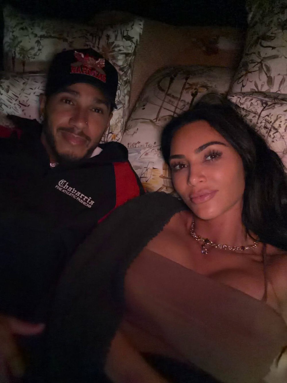 Kim Kardashian troca beijão com Lewis Hamilton e compartilha momentos íntimos durante viagem romântica a Paris; veja fotos