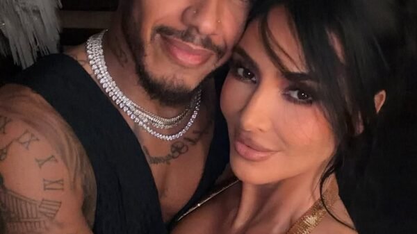 Kim Kardashian troca beijão com Lewis Hamilton e compartilha momentos íntimos durante viagem romântica a Paris; veja fotos