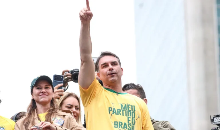 Sexo, luxo e poder: Flávio Bolsonaro é citado em festas com garotas de programa 47 Sexo, luxo e poder: Flávio Bolsonaro é citado em festas com garotas de programa