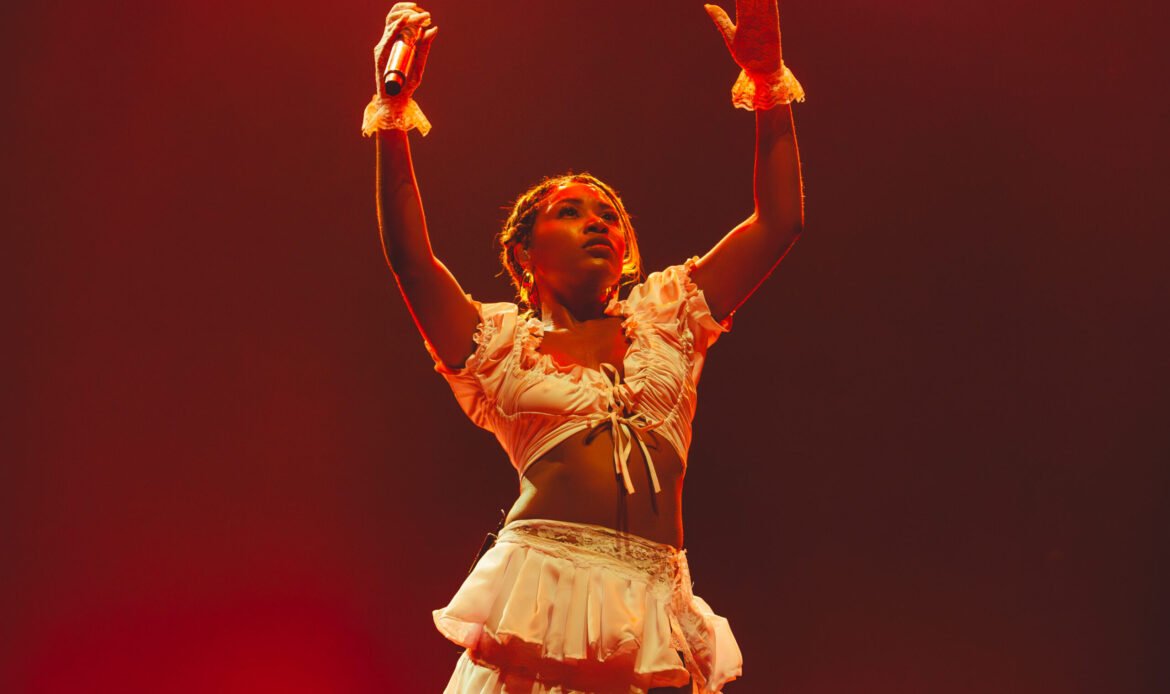 Ebony se despede de ‘KM2’ com show lotado no Rio e dá pistas sobre nova era 50 Ebony se despede de ‘KM2’ com show lotado no Rio e dá pistas sobre nova era