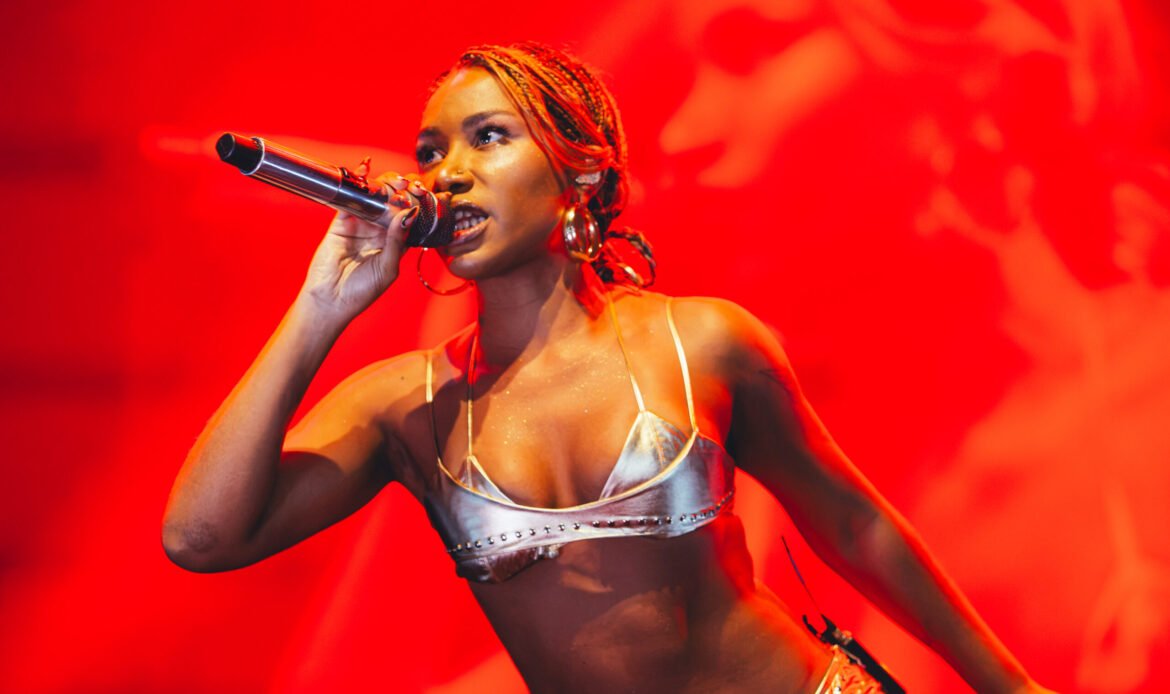 Ebony se despede de ‘KM2’ com show lotado no Rio e dá pistas sobre nova era 46 Ebony se despede de ‘KM2’ com show lotado no Rio e dá pistas sobre nova era