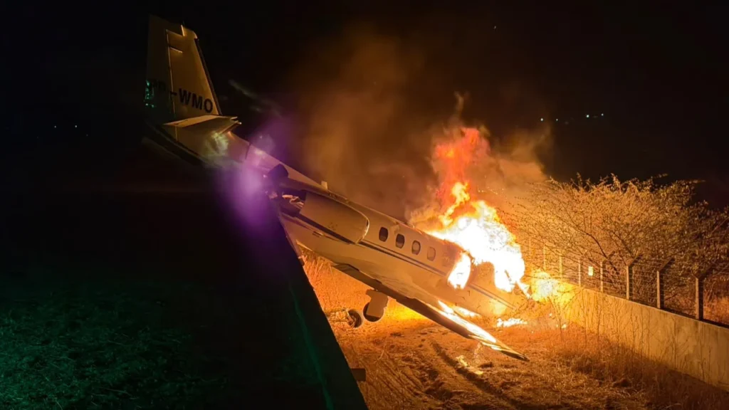 Avião com cantor Rey Vaqueiro sai da pista e pega fogo durante pouso no RN