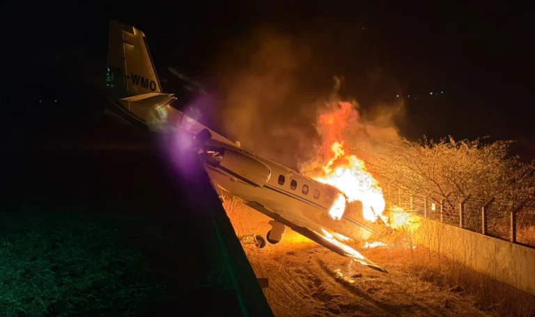 Avião com cantor Rey Vaqueiro sai da pista e pega fogo durante pouso no RN
