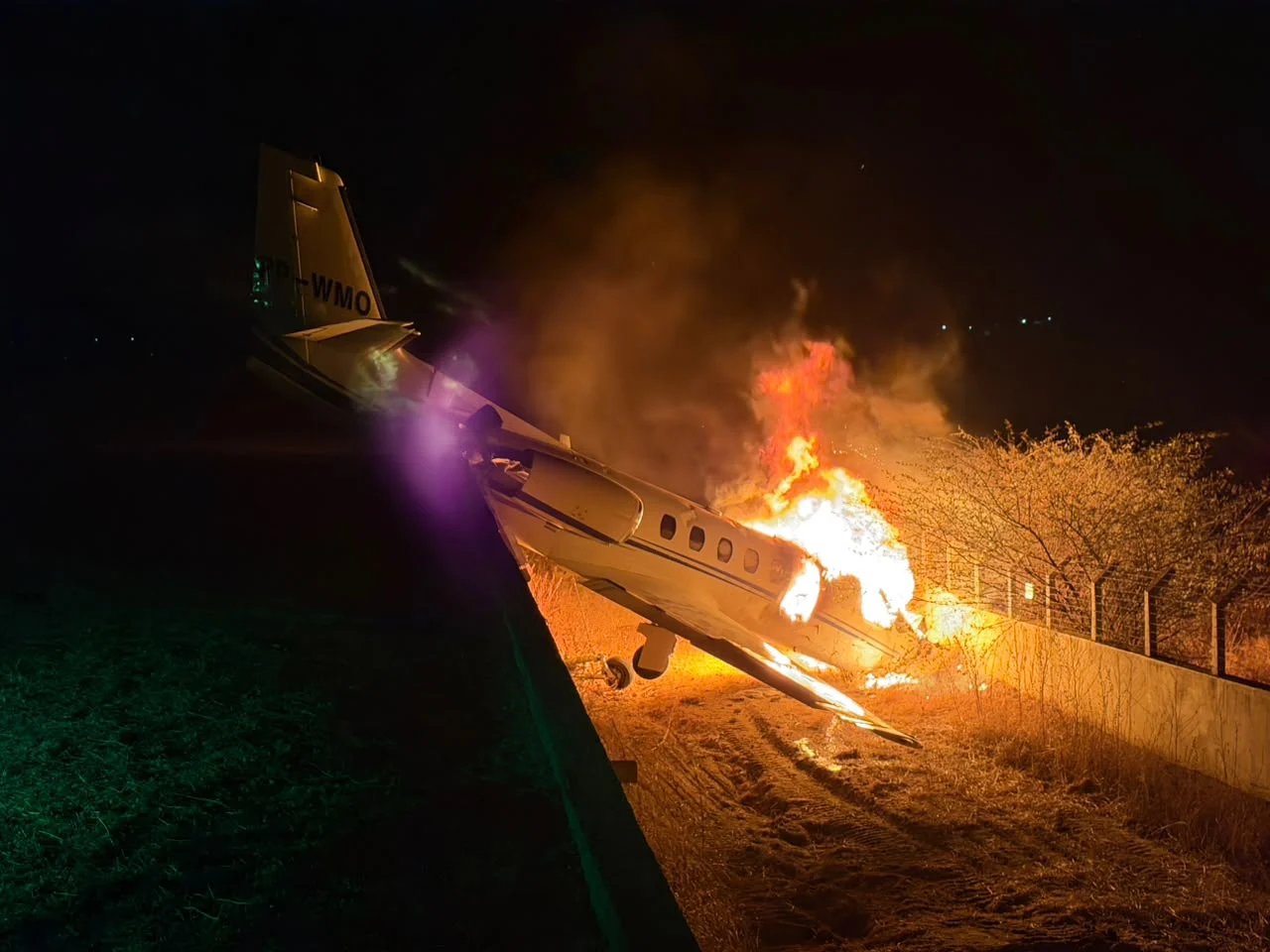 Avião com cantor Rey Vaqueiro sai da pista e pega fogo durante pouso no RN