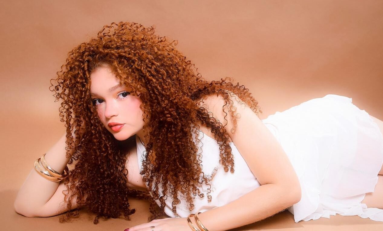 Raylla Araújo aposta no pop contemporâneo e apresenta uma nova versão de si no single “Mais Um Dia”: “Um lado sentimental que explorei pouco”