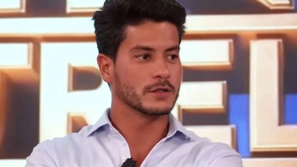Após dívida de aluguel, Arthur Aguiar é alvo de ação judicial por R$ 400 mil com banco 2 Após dívida com aluguem de imóvel, Arthur Aguiar é exposto por dívida com banco. Foto: Reprodução / YouTube