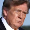 Donald Trump surgiu com cabelo escurecido em fotos recentes - Foto: Reprodução/ Redes Sociais