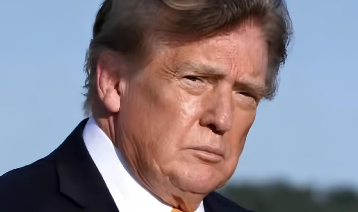 Donald Trump surgiu com cabelo escurecido em fotos recentes - Foto: Reprodução/ Redes Sociais