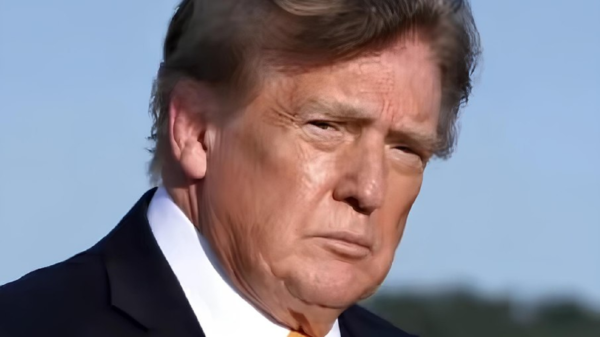 Donald Trump surgiu com cabelo escurecido em fotos recentes - Foto: Reprodução/ Redes Sociais