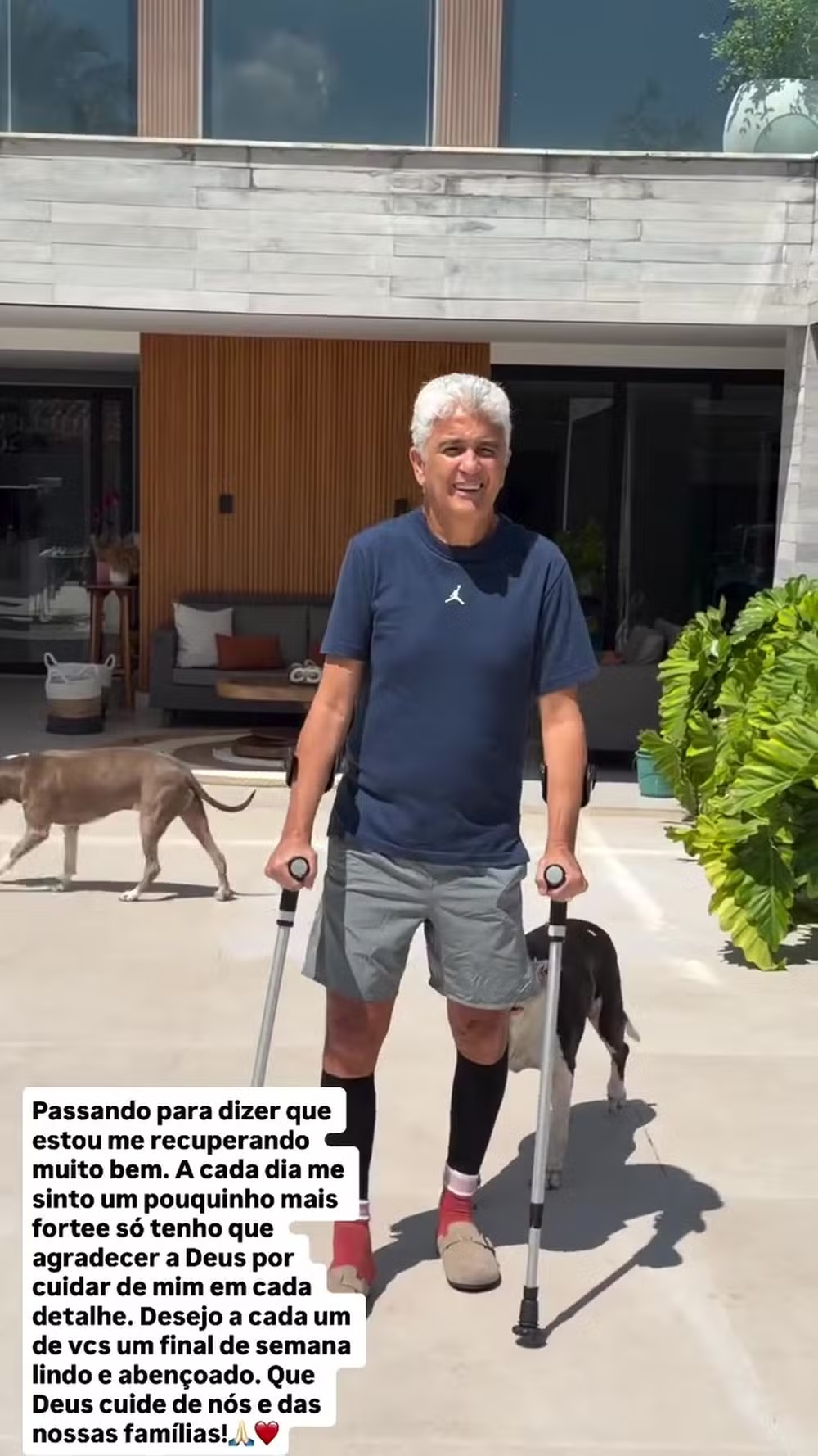 Bebeto aparece de muletas e tranquiliza fãs: “Me recuperando” 47 Bebeto aparece de muletas e tranquiliza fãs: “Me recuperando”