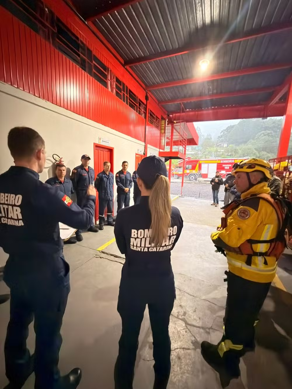 Bombeiros reforçam buscas por helicóptero que levava cantor Rick em Santa Catarina 47 Bombeiros reforçam buscas por helicóptero que levava cantor Rick em Santa Catarina
