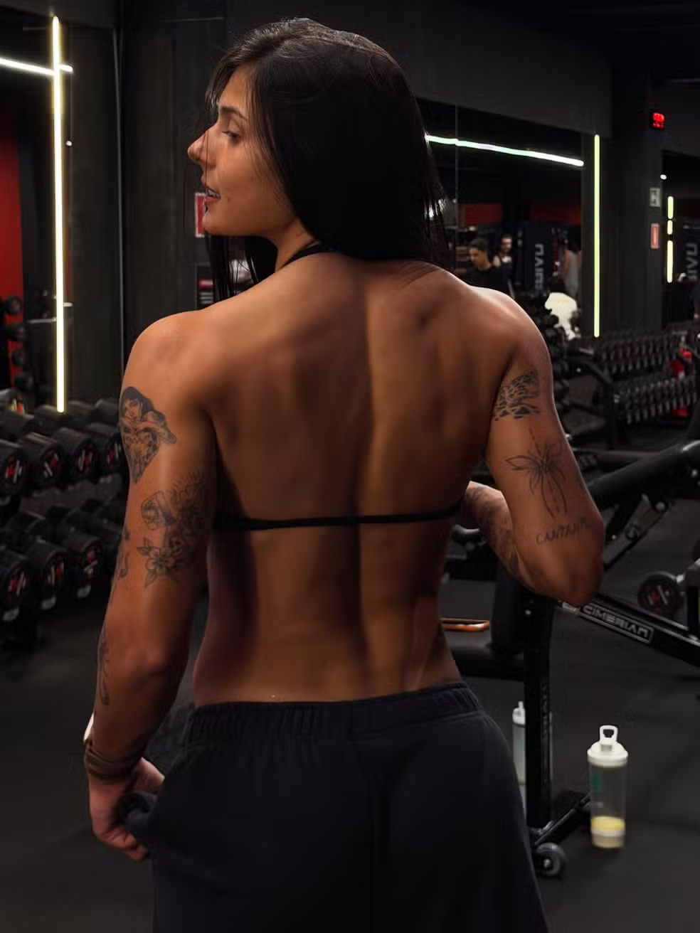 Ana Castela surpreende ao exibir costas musculosas: “Eles tão que tão” 47 Ana Castela surpreende ao exibir costas musculosas: “Eles tão que tão”