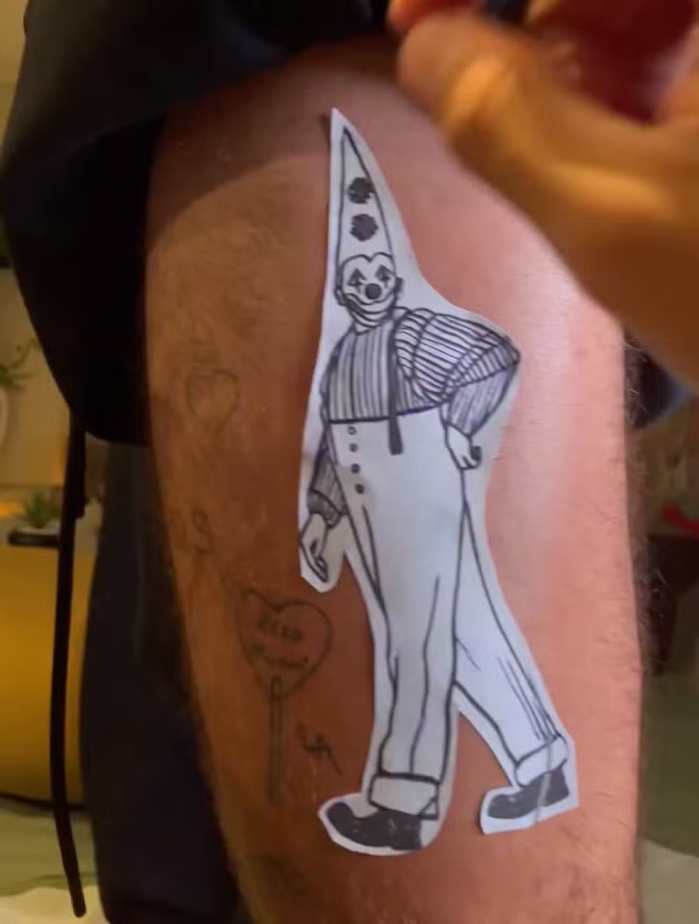 João Guilherme faz nova tatuagem e ultrapassa marca de 40 desenhos pelo corpo