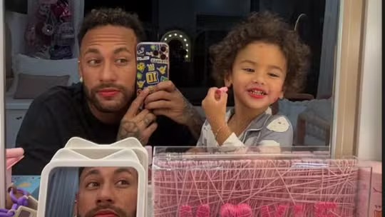 Neymar Jr. brinca ao aparecer maquiado ao lado da filha Mavie: “Masculinidade diminuiu” 1 Neymar Jr. brinca ao aparecer maquiado ao lado da filha Mavie: “Masculinidade diminuiu”