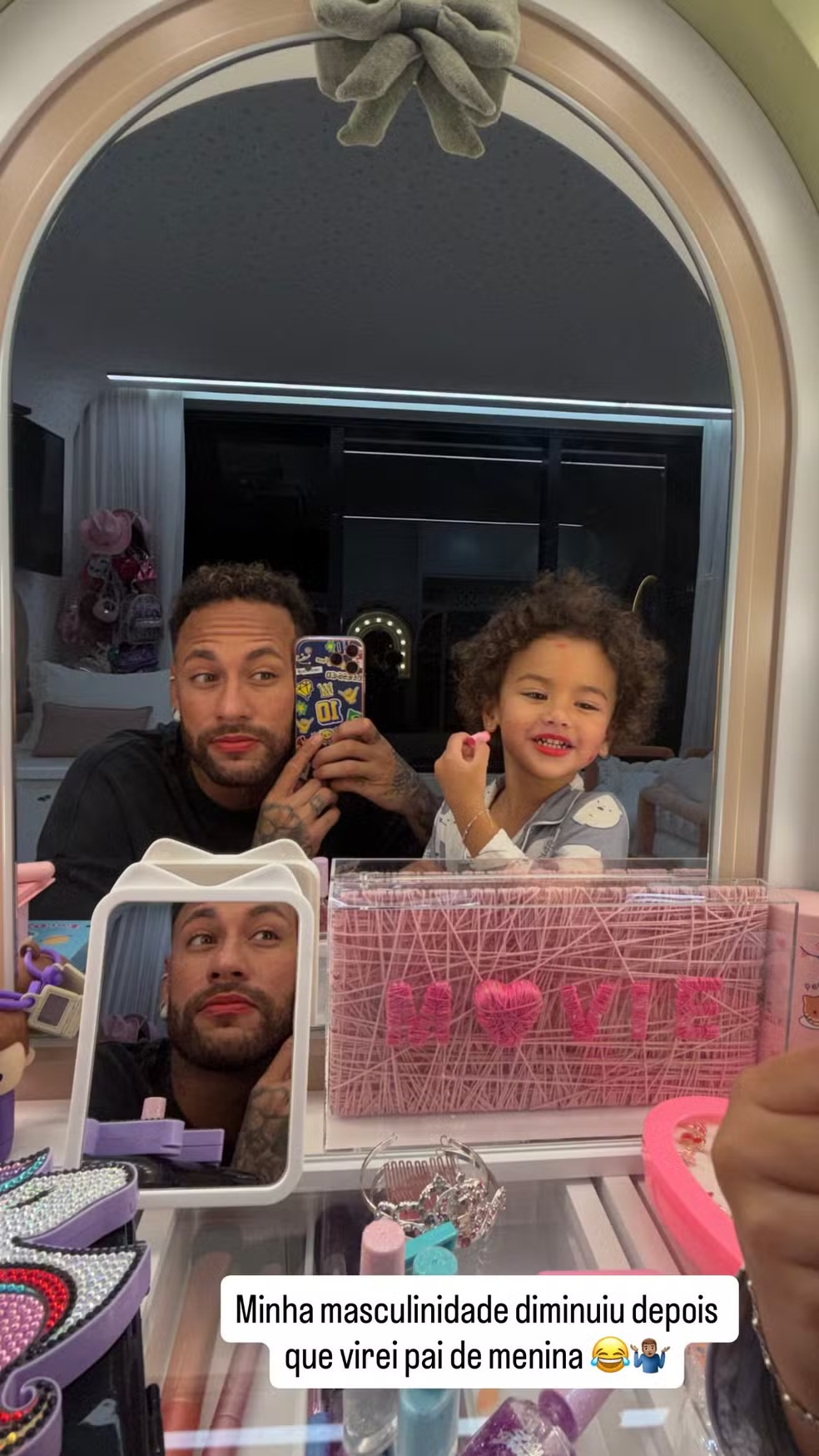 Neymar Jr. brinca ao aparecer maquiado ao lado da filha Mavie: “Masculinidade diminuiu” 46 Neymar Jr. brinca ao aparecer maquiado ao lado da filha Mavie: “Masculinidade diminuiu”