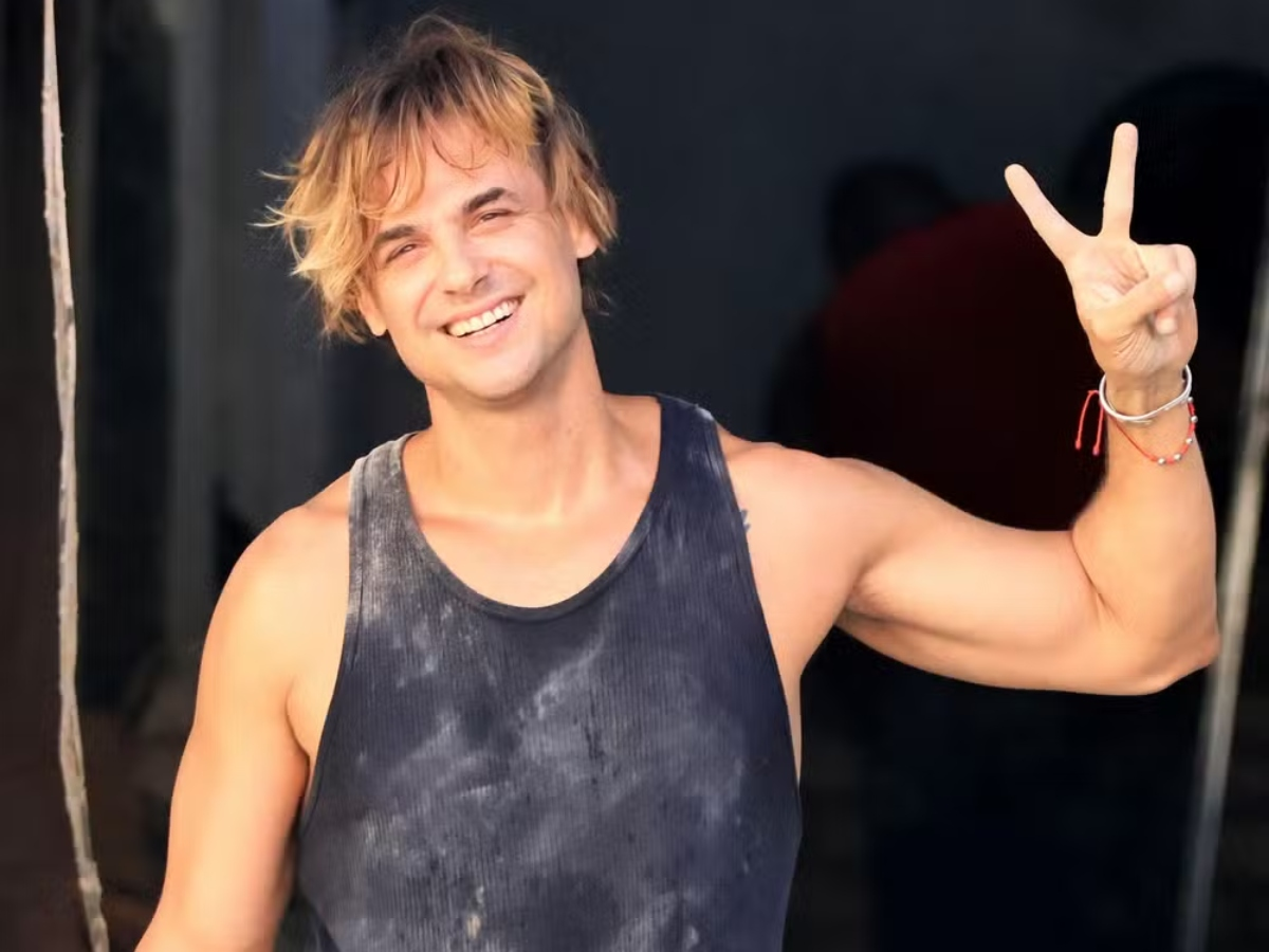A Fazenda 18: Daniel Erthal se descuida, mostra demais e web reage; veja vídeo
