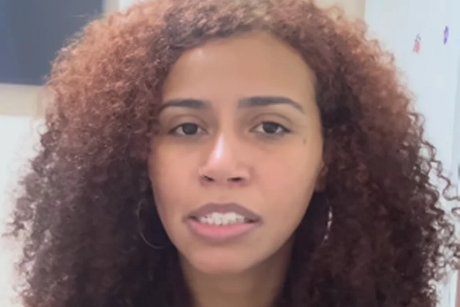 Vídeo: Influenciadora desiste de candidatura após ameaças contra os filhos
