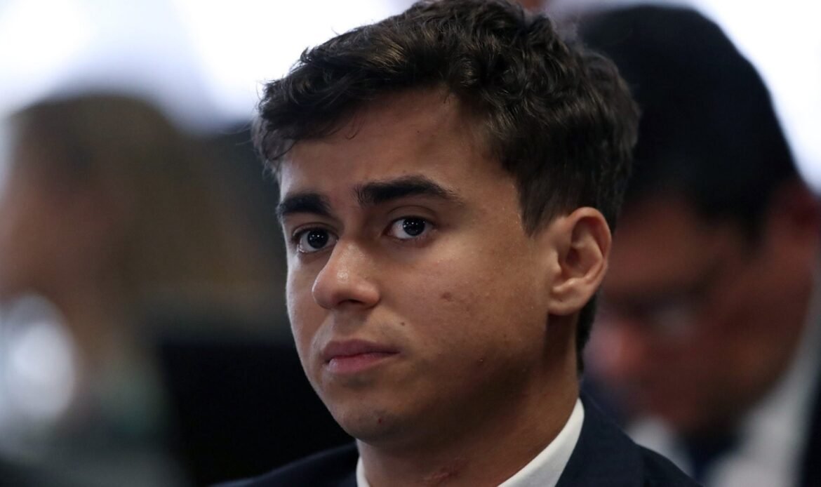Vídeo mostra Nikolas Ferreira sendo supostamente “encoxado” por bolsonarista 52 nikolas ferreira processado
