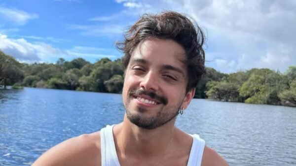 Rodrigo Simas surge de cueca branca "recheada" e causa furor na web: "Um babador, por favor" 1 rodrigo simas cueca branca