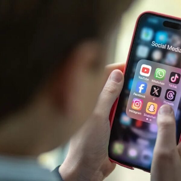ue restrição redes sociais menores 13 anos