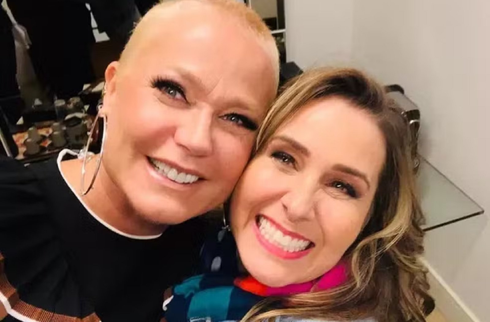 Xuxa e a ex-paquita Andrea Sorvetão — Foto: Reprodução