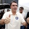Flávio Bolsonaro contesta resultado eleitoral, se declara presidente eleito e promete liderar oposição dos EUA