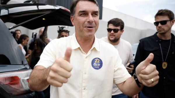 Flávio Bolsonaro contesta resultado eleitoral, se declara presidente eleito e promete liderar oposição dos EUA