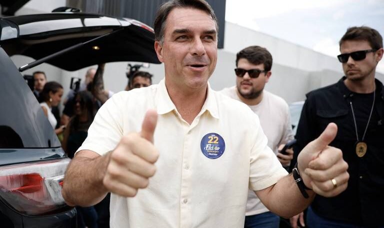 Flávio Bolsonaro contesta resultado eleitoral, se declara presidente eleito e promete liderar oposição dos EUA