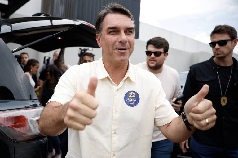 Flávio Bolsonaro contesta resultado eleitoral, se declara presidente eleito e promete liderar oposição dos EUA