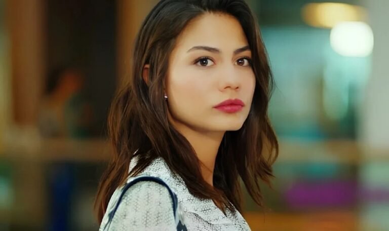 Atriz de 'A Sonhadora' é resgatada de barco após estúdio ser inundado por fortes chuvas na Turquia 48 Atriz de A Sonhadora é resgatada de barco após estúdio ser inundado por fortes chuvas na Turquia - Foto: Reprodução