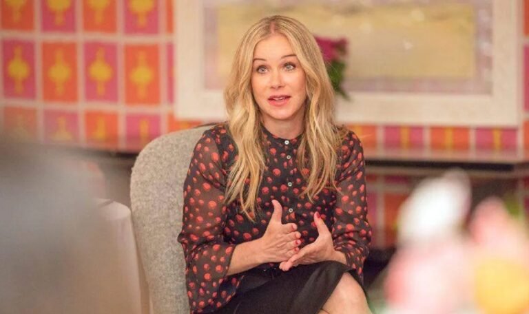 Christina Applegate chora ao revelar diagnóstico errado de esclerose múltipla: “Estou de volta à estaca zero” 50 Christina Applegate descobre diagnóstico errado de esclerose múltipla - Foto: Reprodução