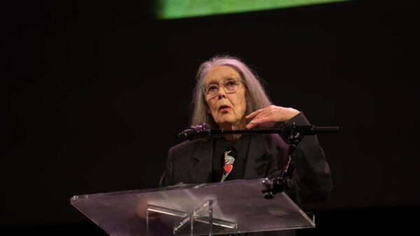 Quem é Anne Carson, escritora canadense vencedora do Nobel de Literatura 2026 2 Anne Carson venceu o Prêmio Nobel de Literatura 2026 - Foto: Wikimedia Commons/Jay Dixit