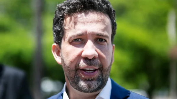 André Janones é internado na UTI após episódio de arritmia cardíaca depois de debate