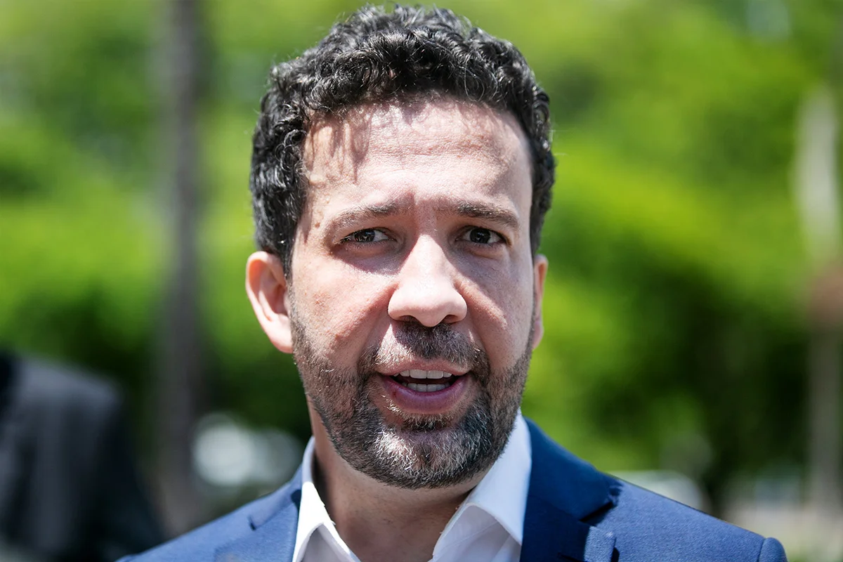 André Janones é internado na UTI após episódio de arritmia cardíaca depois de debate