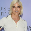 Selma Blair é presa após morder e agredir comissários de bordo em voo