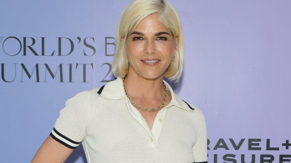Selma Blair é presa após morder e agredir comissários de bordo em voo
