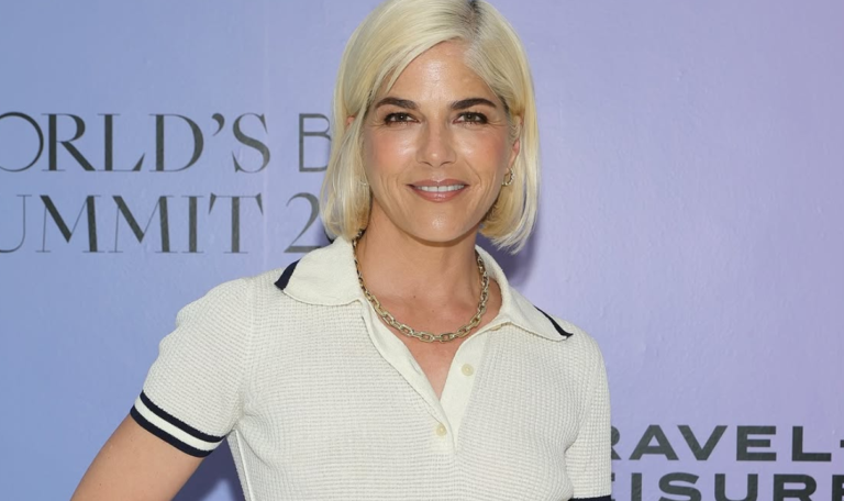 Selma Blair é presa após morder e agredir comissários de bordo em voo