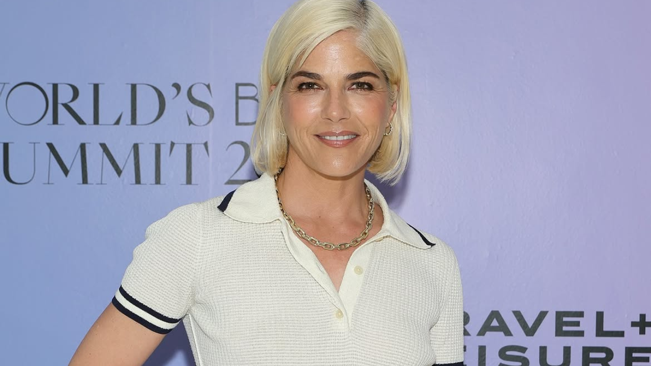Selma Blair é presa após morder e agredir comissários de bordo em voo