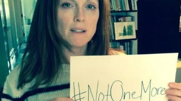 Julianne Moore critica violência armada após tiroteio em escola nos Estados Unidos 1 Julianne Moore critica violência armada após tiroteio em escola nos Estados Unidos