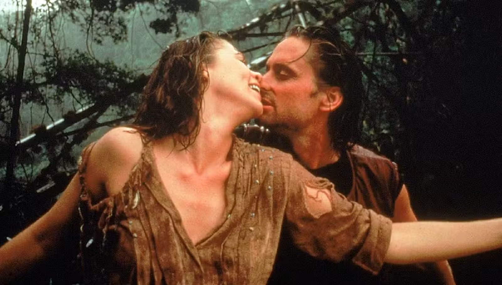 Michael Douglas e Kathleen Turner em "Tudo Por Uma Esmeralda" (1984) — Foto: Divulgação