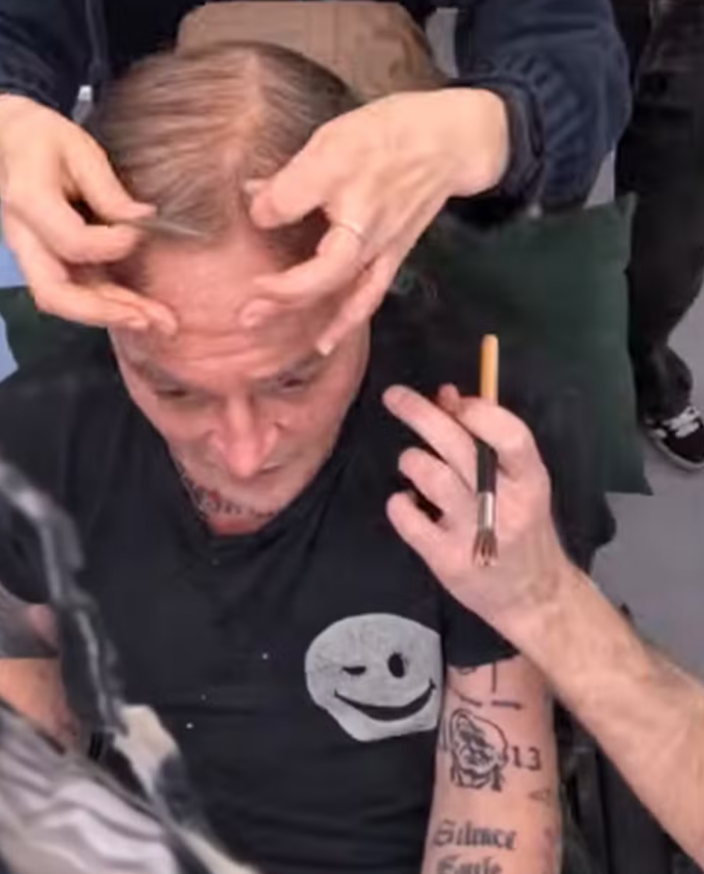 Johnny Depp impressiona com transformação para novo filme natalino; veja vídeo dos bastidores 47 Johnny Depp impressiona com transformação para novo filme natalino; veja vídeo dos bastidores
