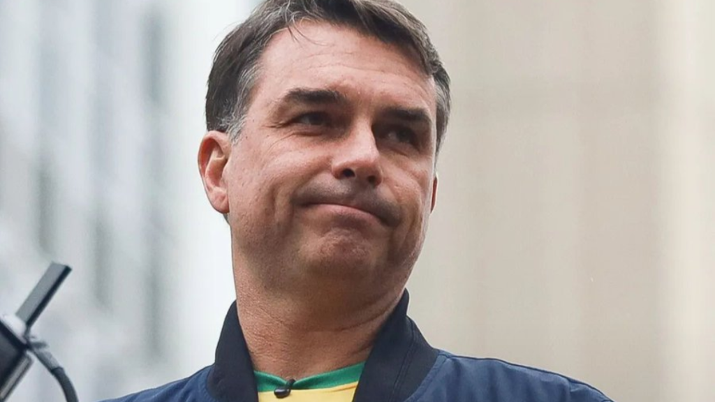 Confirmado! Flávio Bolsonaro fugiu do Brasil; avião em voo