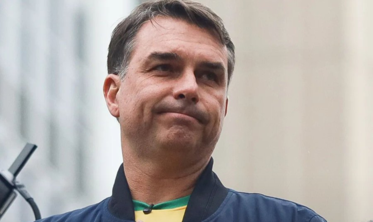 PF intima Flávio Bolsonaro a entregar passaporte 48 PF intima Flávio Bolsonaro a entregar passaporte