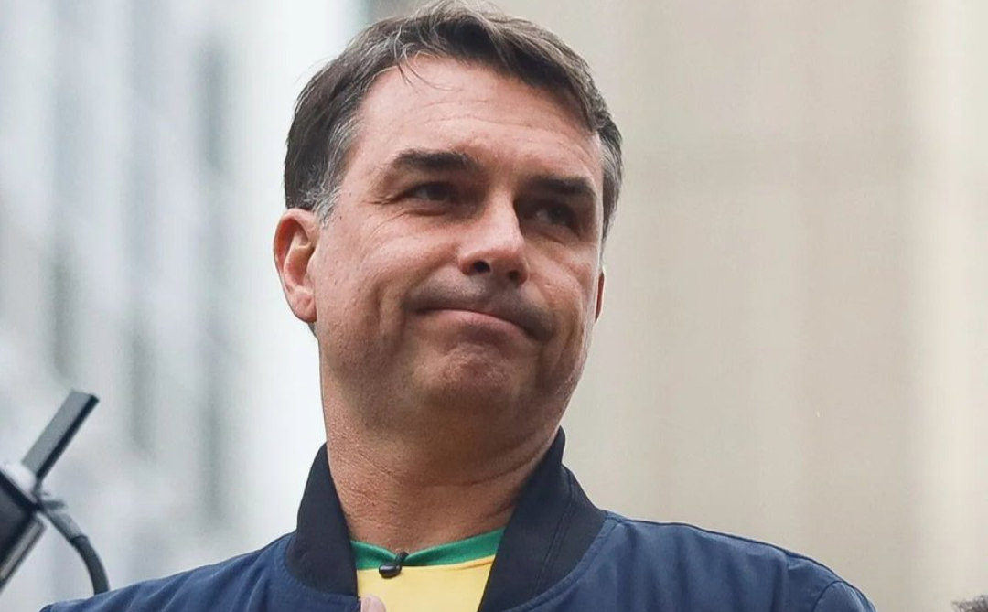 PF intima Flávio Bolsonaro a entregar passaporte